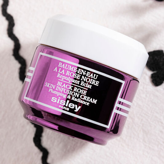 Black Rose Skin Infusion Cream restores radiance and freshness to the complexion.